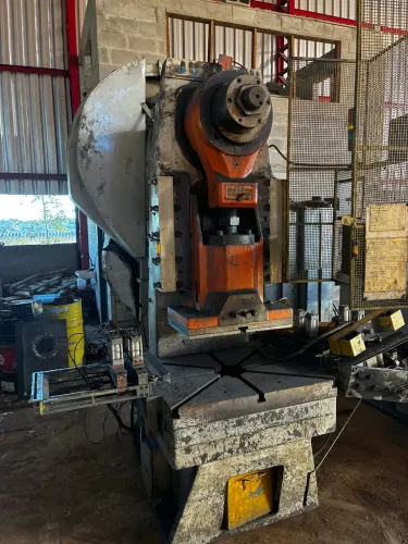 Prensa Excêntrica moderna 150 tons.