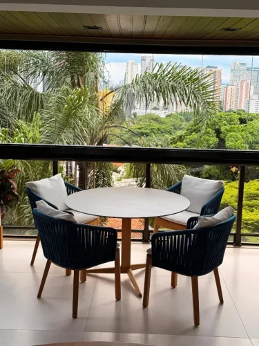 Conjunto de mesa e cadeiras, em corda náutica e mesa em porcelanato, super resistentes
