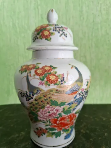 Potiche em porcelana oriental (21cm de altura)