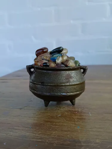 caldeirão de bruxa pedras naturais antigo Antiquario místico bruxaria decoração vintage