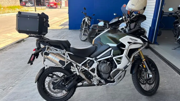 MOTO 1200 CILINDRADAS.