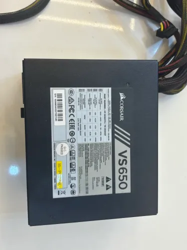 Fonte de alimentação CORSAIR VS650 de 650W com selo 80 PLUS