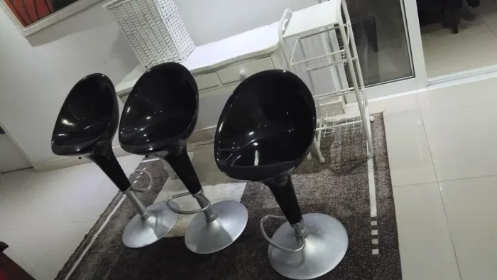 3 Banquetas Pretas Giratórias em ABS para Cozinha Americana / Bar