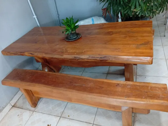 Mesa de madeira rústica 