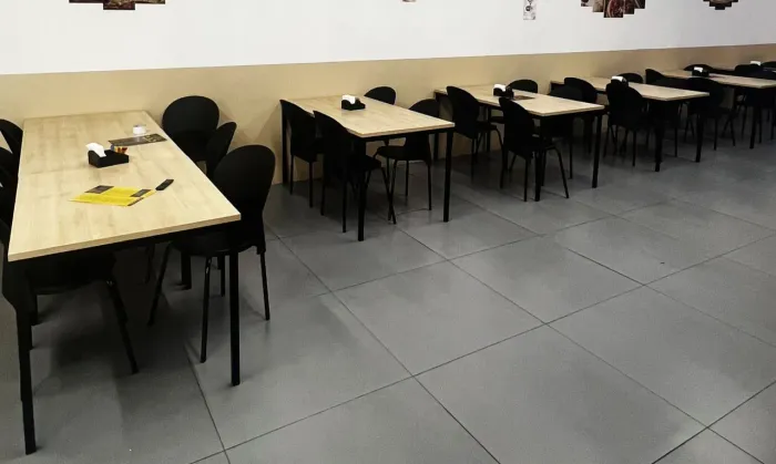 Mesas e cadeiras