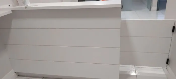 Balcão com mesa de recepção e divisória 