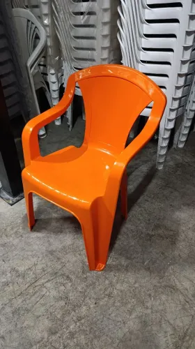 Poltrona plástica cor laranja padrão Skin: capacidade de 182 Kg.