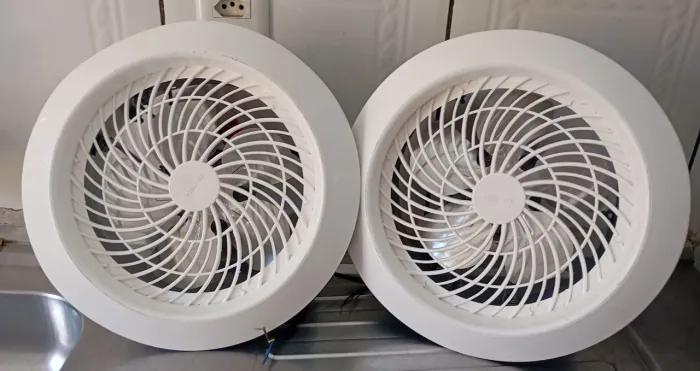 2 exaustores residencial Ventisol de 25cm branco 220v.
