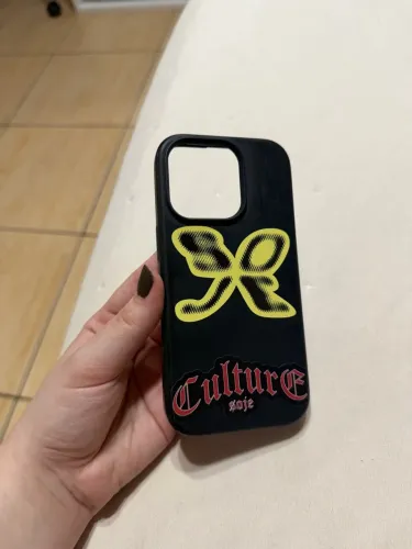 Capa iPhone 16 pro com adesivo