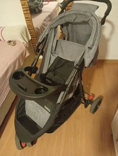 Carrinho com bebê conforto