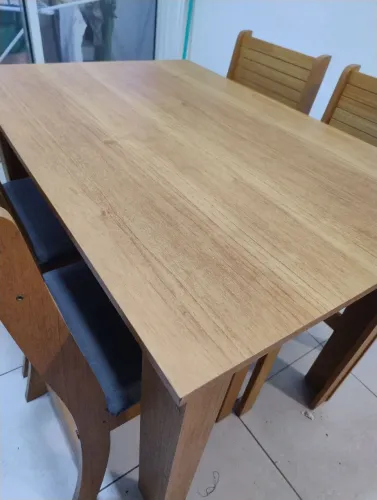 Mesa retangular em MDF com 4 cadeiras estofadas