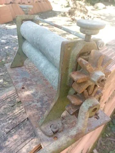 Maquina manual antiga cilindrica para massas