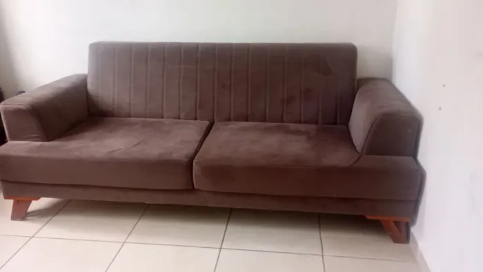 Sofá retrô cor marrom novo usado somente um mês