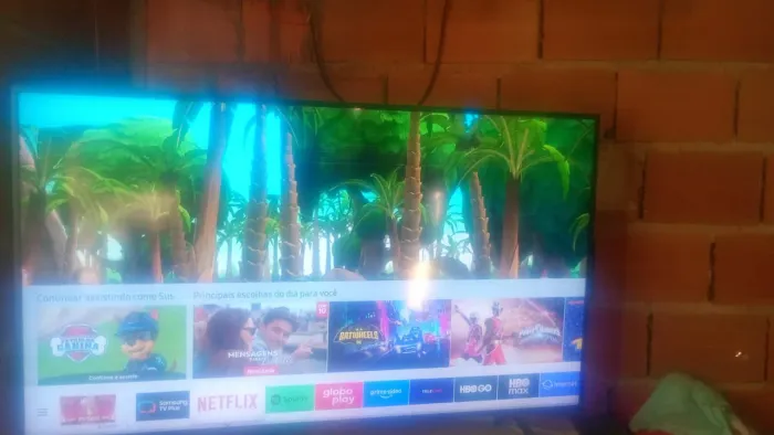 Vendo tv smart 55 polegadas Samsung funcionando porém com listra bem fina imperceptível