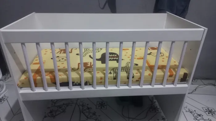 Vende-se berço seminovo em perfeito estado (com apenas 2 semanas de uso) na cor branca.