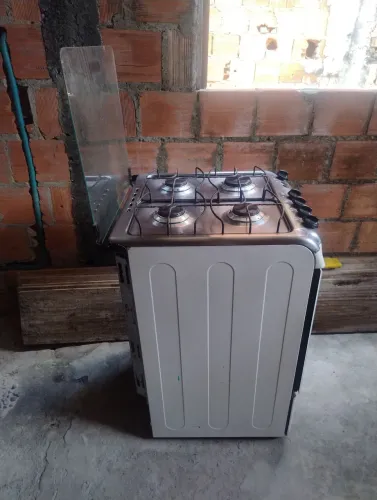 Vende -se fogão usado em perfeito estado 4 boca funcionando e forno funcionando