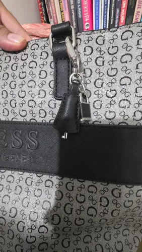 Bolsa Guess Original semi nova sem detalhes.