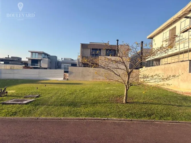 Terreno à venda no Residencial Boulevard Versailles por R$ 1.400.000 - Uberaba - Curitiba/