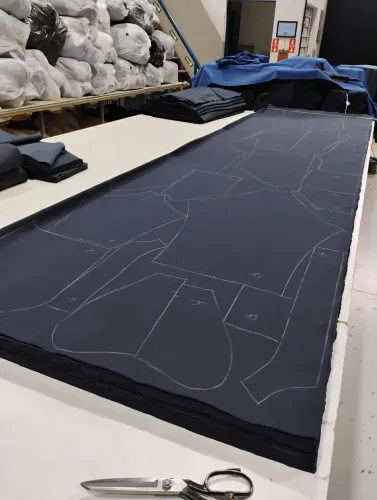 Mesa de corte p confecções, estrutura em Metalon,medidas 7mtrs x 2,20mtrs largura.