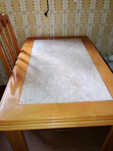 Mesa de madeira com 4 cadeiras