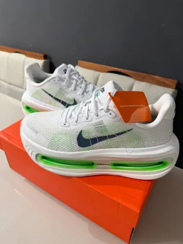 Nike Vomero Premium, Branco e Verde. Numeração 40, nunca usado.