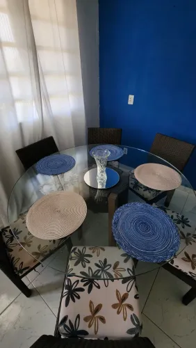 Vende-se Uma Mesa de vidro com 6 cadeiras de vime