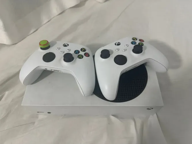 Xbox series s com dois controles