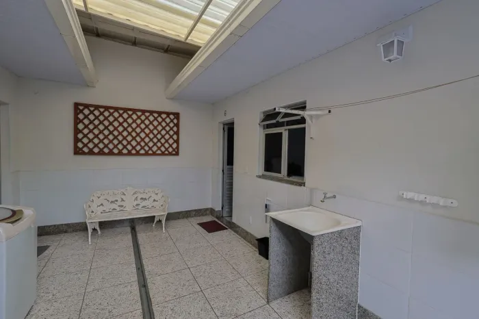 Alugo Apartamento 1/4 (Feminino)