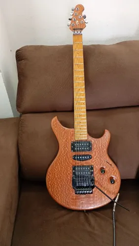Guitarra luthier - em mogno - captação Dimarzio