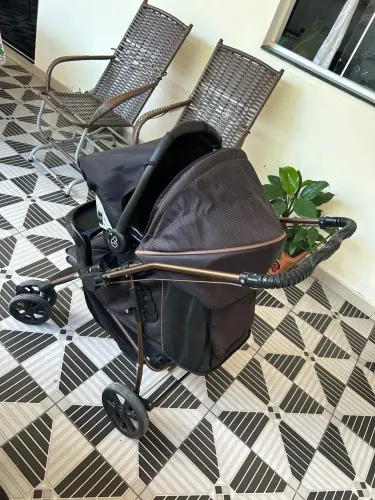 CARRINHO COM BEBÊ CONFORTO GALZERANO