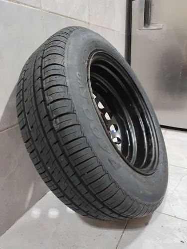 Pneu Pirelli P400 evo 175/65 R14 com aro estepe do New Fiesta
