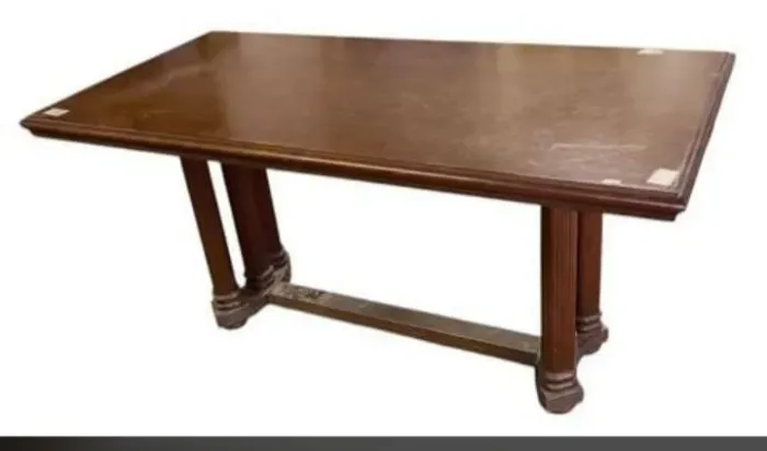 Mesa de jantar americana em madeira