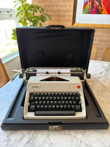 Máquina de Escrever Olympia SM9 - Impecável e Totalmente Revisada