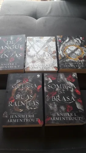 Livros Fantasia (De Sangue e Cinzas) usados em ótimo estado
