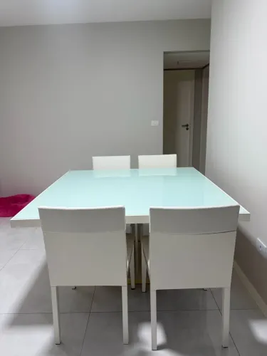 Mesa laqueada 140x140 com 4 cadeiras