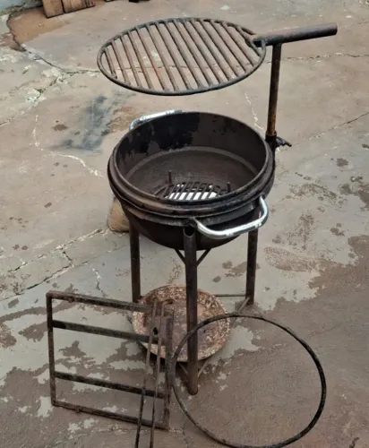 Churrasqueira em Ferro Fundido com Suporte Lateral e Grelha Redonda