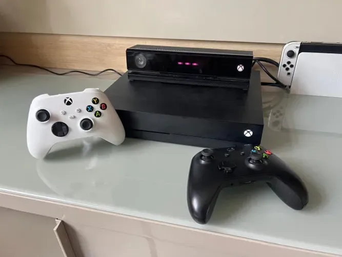 Xbox One X 1TB SSD + 2 Controles Originais + Kinect + 8 Jogos Originais