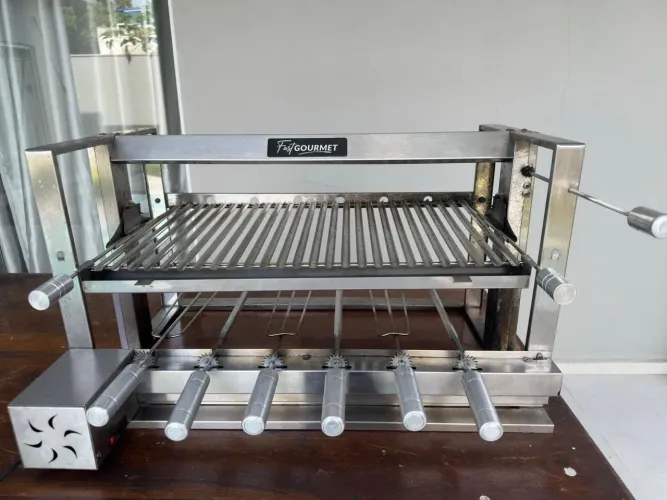 Churrasqueira Elevatória Fast Gourmet Inox c/ Grelha e Kit Giratório Elétrico (6 Espetos)