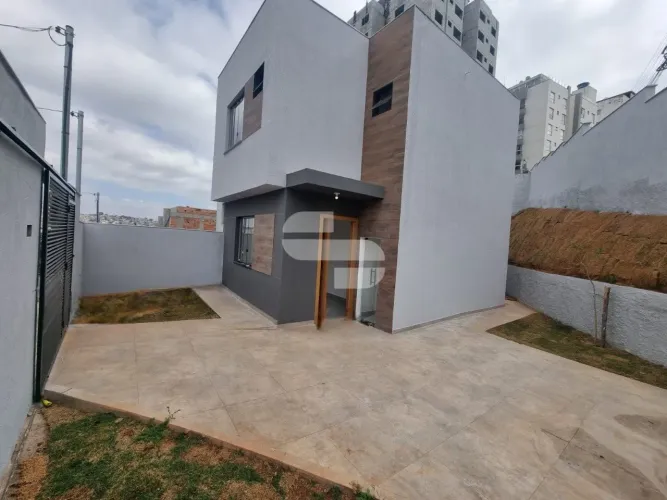 CASA GEMINADA INDEPENDENTE DE 145m² NO MANACÁS DE 03 QUARTOS COM SUÍTE E 02 VAGAS DE GARAG