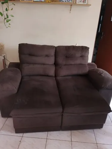 Vendo sofá retrátil 500,00 pouco meses de uso largura 135cm(não está danificado).