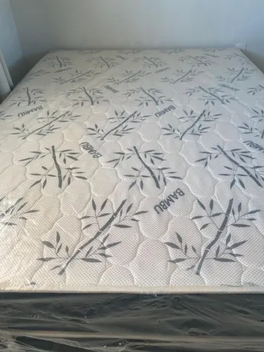 Cama box casal conjugada no plástico, com colchão.