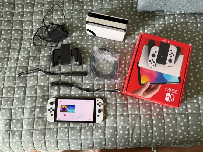 Nintendo Switch OLED - pouco usado + caixa e acessórios originais
