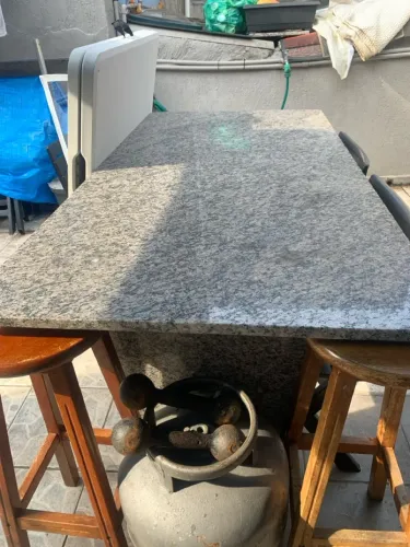 Mesa de Granito + 6 cadeiras plásticas 