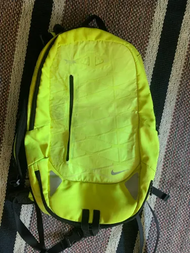 Mochila Nike Esportiva / Corrida Amarela Volt - Impermeável com Ajustes