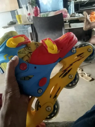 Eu vendo patins infantil com joelheira e tornozeleira