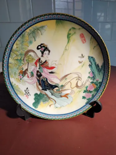Prato decorativo em porcelana
