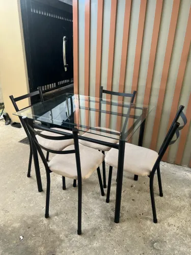 Mesa com 4 cadeiras entrego