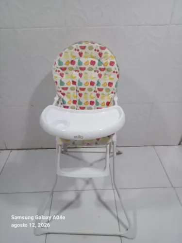 Cadeira de alimentação semi nova