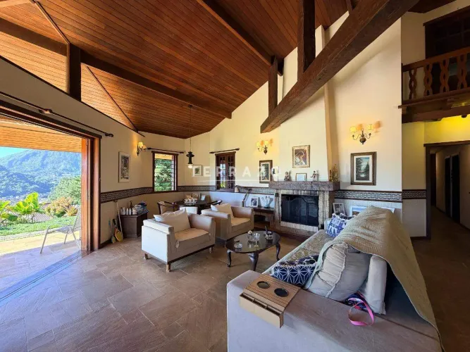 Casa à venda, 5 quartos, 4 suítes, 3 vagas, Iucas - Teresópolis/RJ