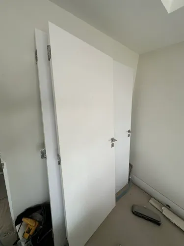 Folhas de porta com fechadura La Fonte e 3 dobradiças La Fonte